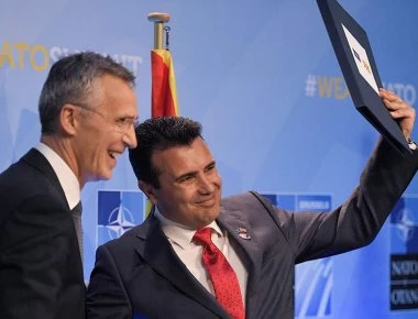 Ο Γ.Στόλτενμπεργκ παρέδωσε στον Ζ.Ζάεφ την πρόσκληση ένταξης των Σκοπίων στο ΝΑΤΟ